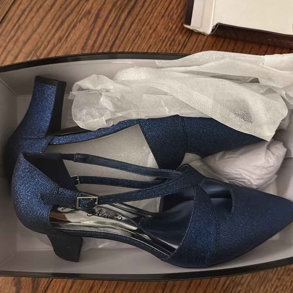 Easy Street Size 10W NWT Sparkly Blue Heels